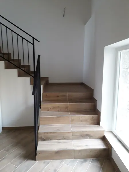 Dokončený interiér se schodištěm