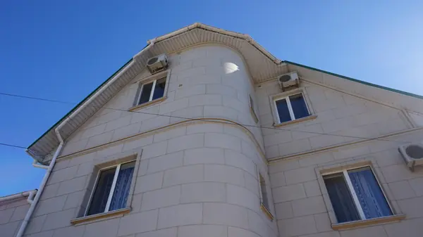 Termopanely na zaoblené fasádě vily