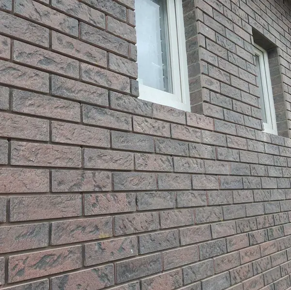 Detail termopanelů – tmavá cihla